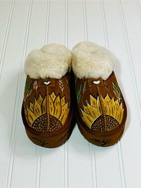 Hand-painted Sunflower Brown Women's 6 Slippers with Faux Fur